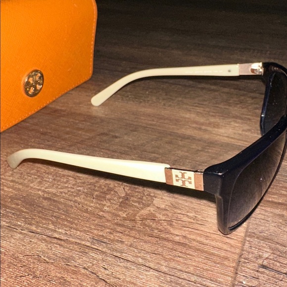 Tory Burch TY7031 Sunglasses Black & White Signature‎ Logo main image 6